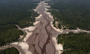 Una vista aérea muestra el río Tumbira,  afectado por la sequía del río Negro, en Iranduba, estado de Amazonas, Brasil.