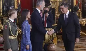 El presidente del Gobierno, Pedro Sánchez, saluda a Felipa VI, a la reina Letizia, y a la princesa Leonor, a su llegada a la recepción oficial después del desfile del Día de la Fiesta Nacional, el Palacio Real en Madrid. EFE/ Juan Carlos Hidalgo
