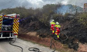 Los bomberos extinguen un incendio de matorral en Campoo de Suso cercano a una vivienda
