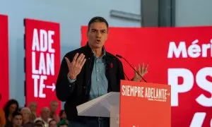 Pedro Sánchez interviene durante un acto público del partido, en Mérida, a 14/10/2023.