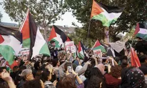 Asistentes a la concentración "Detengamos masacre Gaza", a 18 de octubre de 2023 frente a la embajada de Israel en Madrid