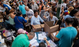 Ciudadanos asisten a votar en las elecciones primarias de la oposición, en Caracas.