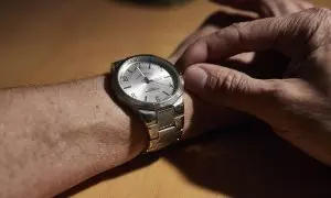 Un hombre cambia las manecillas de un reloj a las 3 horas, en Madrid
