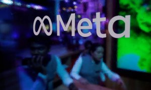 Dos personas detrás del logo de Meta durante una conferencia en Mumbai (India) el 20 de septiembre de 2023.