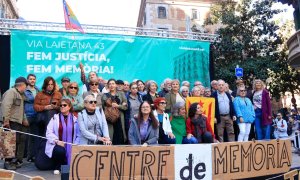 Membres de les entitats impulsores de la campanya 'Via Laietana 43' i persones que van ser torturades a la comissaria de la Policia Nacional, en un acte per demanar que es converteixi en centre de memòria, en la vigília del 20 de novembre. Laura Fíguls / 