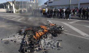 Trabajadores de empresas auxiliares del metal en Cádiz secundan masivamente una huelga con barricadas y cortes de vías