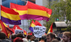 Decenas de personas durante una protesta por la Tercera República, desde Cibeles hasta Callao, a 14 de abril de 2023, en Madrid (España). Isabel Infantes / Europa Press