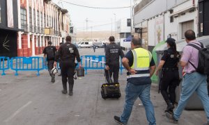 Agentes de la Policía Científica y forenses trabajan en la investigación en las discotecas murcianas Teatre y Fonda Milagros de Murcia, a 4 de octubre de 2023.—Edu Botella / Europa Press