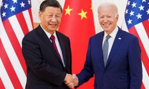 El presidente estadounidense Joe Biden le da la mano al presidente chino Xi Jinping en la cumbre de líderes del G20 en Bali, Indonesia, a 14 de noviembre de 2022.— REUTERS/Kevin/Lamarque