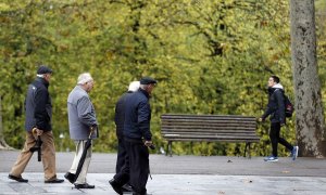 Pensionistas y jubilados pasean en un parque en Bilbao, en una imagen de archivo. EFE/Luis Tejido
