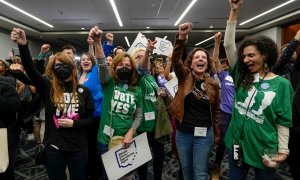 Varias personas celebran el resultado de la votación para reforzar el derecho al aborto en Ohio, a 7 de noviembre de 2023. Adam Cairns/USA Today/REUTERS