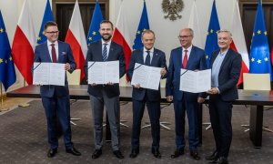 Los líderes de los partidos liberales de oposición polacos posan con el acuerdo de coalición, firmado en el parlamento polaco, en Varsovia, a 10 de noviembre de 2023.— Wojtek Radwanski / AFP