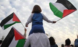 Asistentes al festival 'Chile canta Palestina contra toda violencia', celebrado en Santiago de Chile en apoyo a las víctimas de Gaza. / Sebastián Moscoso (EFE)
