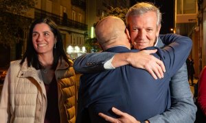El presidente de la Xunta, Alfonso Rueda, abrada a Manuel Baltar, de espaldas, junto a la secretaria general del PPdeG, Paula Prado, el pasado viernes en Ounrese / Foto: PP