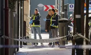 La Policía investiga en el lugar donde el Alejo Vidal-Quadras recibió un disparo en la cara en la calle Núñez de Balboa de Madrid. EFE/Borja Sánchez-Trillo