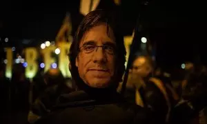 Un manifestante con una careta de Puigdemont, durante una protesta de Tsunami Democràtic en noviembre de 2019 en Barcelona. / David Zorrakino-Europa Press