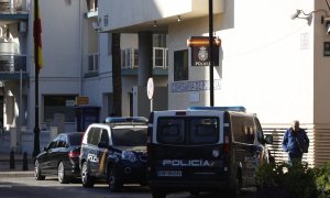 Comisaria de la localidad malagueña de Fuengirola donde la Policía Nacional ha detenido un hombre relacionado con el disparo a Vilda-Quadras este 21 de noviembre de 2023. /EFE/ Jorge Zapata