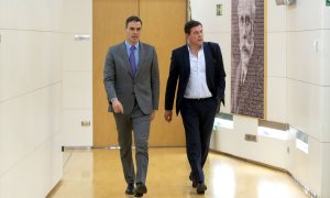 El presidente del Gobierno en funciones, Pedro Sánchez (i), y el diputado del PSOE, Xosé Ramón Gómez Besteiro (d), a su llegada para recibir al diputado de BNG durante su ronda de contactos, a 10 de octubre de 2023.