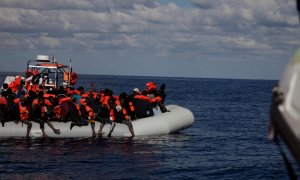 Una embarcación con migrantes antes de ser rescatado por los equipos de Médicos Sin fronteras en el Mediterráneo central.