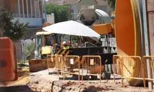 Trabajadores de la construcción en una obra en Sevilla en verano. Imagen de archivo.