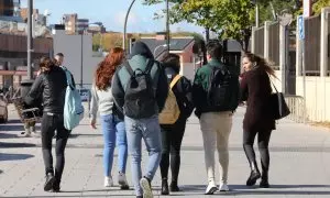 Jóvenes abrigados pasean durante un día de viento por Madrid, a 8 de noviembre de 2019.