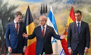 El presidente del Gobierno Pedro Sánchez y el primer ministro belga, Alexander de Croo, escuchan a un mando militar israelí que les relata lo que ocurrió en el kibutz de Be'eri el 7 de octubre.