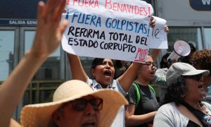 Un grupo de manifestantes protestan en contra de la fiscal general de Perú, Patricia Benavides, en la sede del Ministerio Público, en Lima, a 27 de noviembre de 2023.