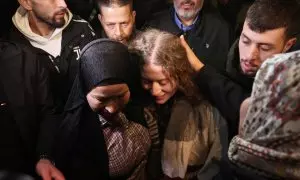 La activista palestina Ahed Tamimi abraza a familiares después de llegar a Ramallah, tras su liberación de la prisión militar israelí de Ofer, Cisjordania, el 30 de noviembre de 2023.