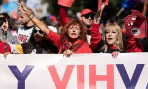 Varias personas durante una marcha por los derechos y la visibilidad de las personas con el VIH, a 21 de octubre de 2023, en Madrid (España).
