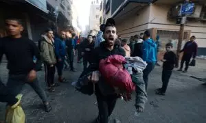 Una persona pide ayuda tras la reanudación de los bombardeos israelíes en Rafah, en el sur de la Franja de Gaza, a 1 de diciembre de 2023.