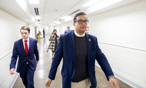 El congresista republicano George Santos en los pasillos del Capitolio, en Washington, a 5 de enero de 2023.