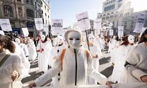 Decenas de personas llevan carteles con nombres de mujeres asesinadas por violencia machista durante una manifestación por el 25N, a 25 de noviembre de 2023, en Madrid (España).