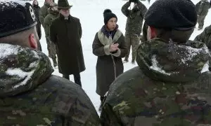 La ministra de Defensa española, Margarita Robles, visita este lunes, a los militares españoles en la base de Adazi (Letonia).