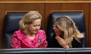 La vicepresidenta segunda y ministra de Economía, Nadia Calviño, y la vicepresidenta segunda y ministra de Trabajo y Economía Social, Yolanda Díaz, conversan durante el acto de jura de la Constitución ante las Cortes Generales, en el Congreso de los Diput