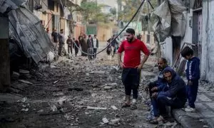 Palestinos observan las consecuencias de un bombardeo en Jan Younis, al sur de Gaza, a 6 de diciembre de 2023.