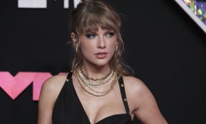 Taylor Swift posa en la alfombra roja de los premios MTV Video Music Awards, en Nueva Jersey, EEUU, a 12 de septiembre de 2023.