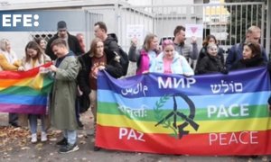 Protesta ante la embajada de Rusia en Serbia contra la reciente prohibición LGBT