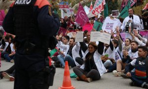 Treballadors del sector de la salut asseguts davant del Parlament amb motiu de la vaga contra el tercer conveni de l’ICS