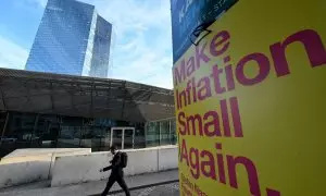 Un hombre pasea por las inmediaciones del edificio del Banco Central Europeo en Fráncfort, a 25 de septiembre de 2023.