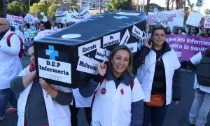 Un taüt a la capçalera de la manifestació d'infermeres a Barcelona