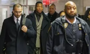 Jonathan Major (centro) en su llegada a los juzgados de Nueva York