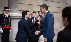 Pedro Sánchez y Pere Aragonès se saludan a su llegada a una reunión en el Palau de la Generalitat, a 21 de diciembre de 2023, en Barcelona.