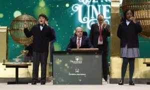 Yesica Paola Valencia Gómez y Francisco Moreno Durán cantan el gordo que este año ha recaído en el número 88.008 durante el sorteo extraordinario de Navidad de la Lotería Nacional.