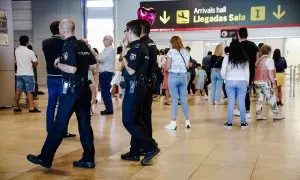 Un grupo de agentes de Policía Nacional vigilan el aeropuerto de Madrid Barajas.