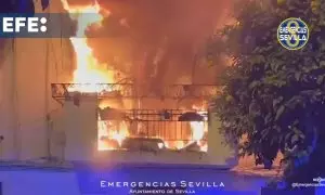 Una veintena de atendidos, 6 evacuados al hospital, por un incendio en Sevilla