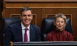 El presidente del Gobierno, Pedro Sánchez y la vicepresidenta segunda y ministra de Trabajo, Yolanda Díaz, durante una sesión de control al Gobierno, en el Congreso de los Diputados, a 20 de diciembre.