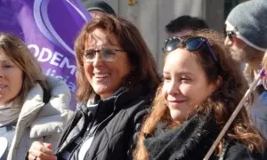 26/12/23 Isabel Faraldo, en el centro, con Ximena Cheda, en una protesta a favor de la sanidad en febrero pasado en Santiago.