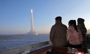 El líder norcoreano Kim Jong Un observa el lanzamiento de prueba de un misil balístico intercontinental, en Corea del Norte.