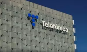 Logo de Telefónica en su sede corporativa en la zona norte de Madrid. REUTERS/Susana Vera