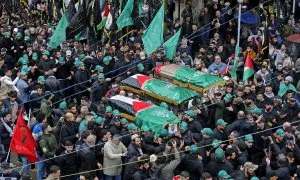 Asistentes al funeral de Saleh al-Arouri, subjefe de Hamás, y otros dos funcionarios del grupo, en Beirut, Líbano, el 4 de enero de 2024.